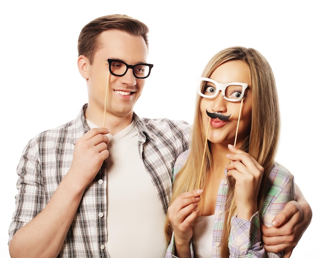 Menschen Freundschaft Liebe und Freizeitkonzept Schönes Paar mit Partybrille am Stock