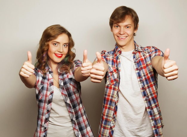 Foto menschen freundschaft liebe und freizeitkonzept schönes paar mit thumbsup-geste isoliert auf weiß