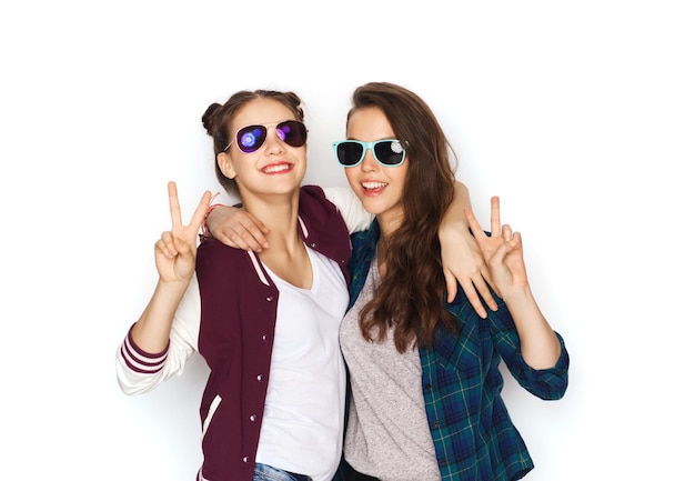 menschen, freundschaft, mode, sommer und jugendliches konzept - glücklich lächelnde hübsche teenagermädchen mit sonnenbrillen, die friedenshandzeichen zeigen