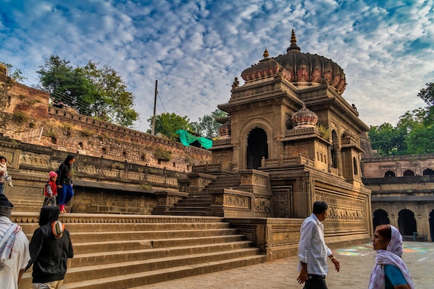 Menschen führen morgendlichen Gottesdienst in Maheshwar Fort und Tempel am heiligen Fluss Narmada in Maheshwar Madhya Pradesh Indien durch