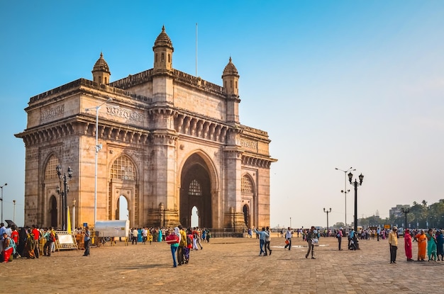 Foto menschen gegen das tor nach indien