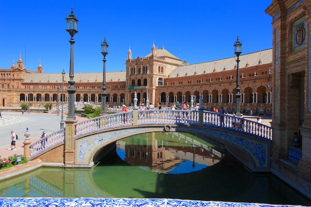 Menschen gehen auf der Bogenbrücke auf der Plaza de España