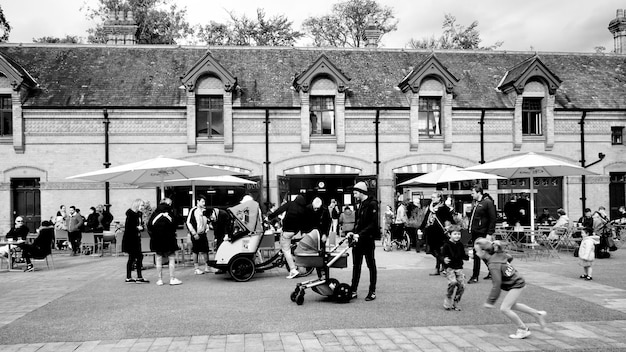 Foto menschen gehen auf der straße gegen gebäude in der stadt