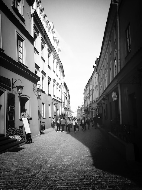 Menschen gehen auf der Straße inmitten von Gebäuden