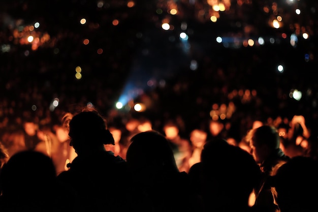 Menschen genießen abends ein Musikkonzert