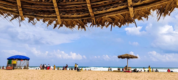 Menschen genießen das Strandleben von Chennai, Indien