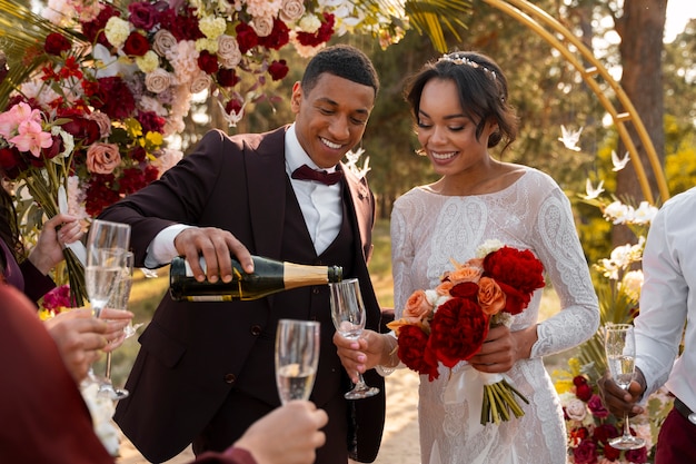 Menschen genießen die Hochzeit in verbrannten Orangen