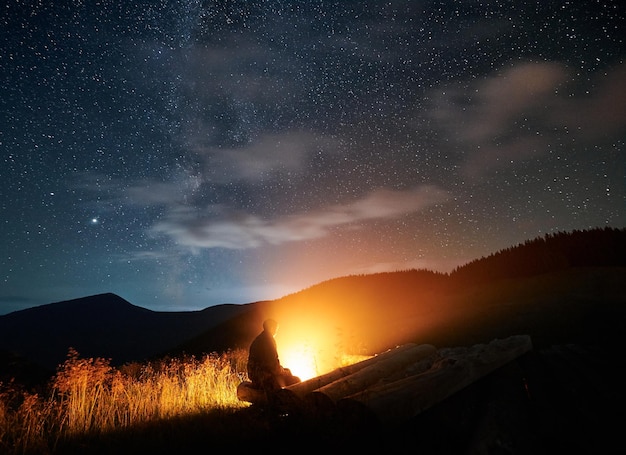 Menschen genießen die Natur und den Sternenhimmel mit schöner Aussicht