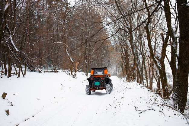 Menschen genießen ihr Wochenende in einem Offroad-Buggy auf einem Winterpfad