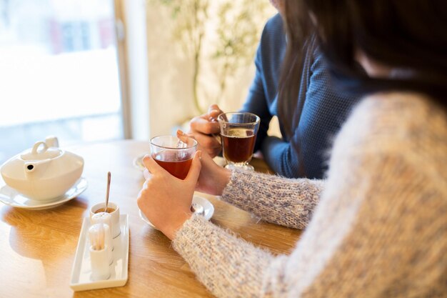 Menschen, Getränke und Dating-Konzept - Nahaufnahme eines Paares, das im Café Tee trinkt