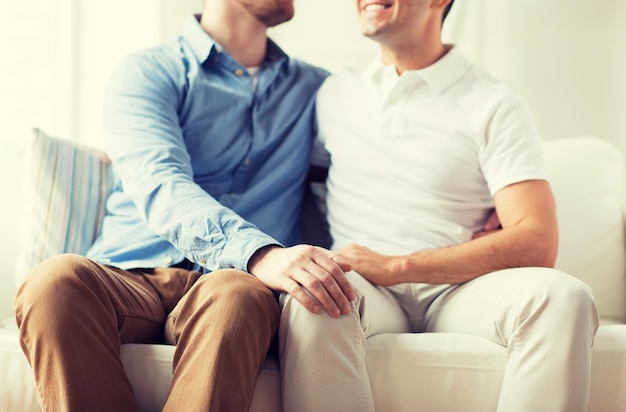 menschen, homosexualität, gleichgeschlechtliche ehe, anziehungs- und liebeskonzept - nahaufnahme eines glücklichen männlichen homosexuellen paares, das sich zu hause umarmt