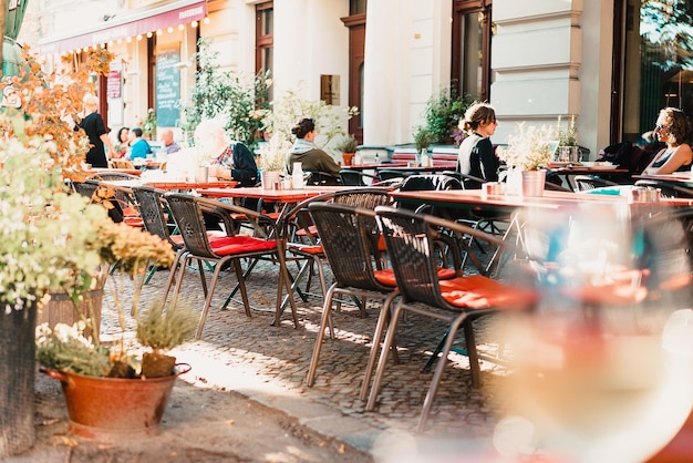 Menschen im Bürgersteigcafé