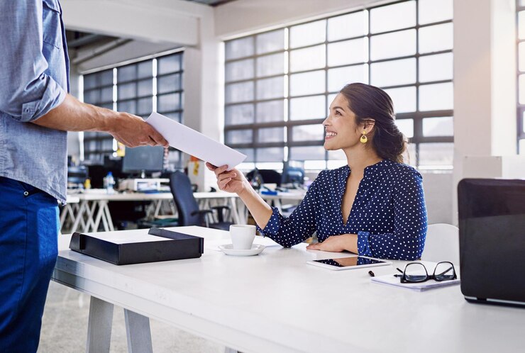 Foto menschen im büro, die dokumente für die planung von business-coworking-startups und das karriere-workflow-management geben. projektvorschlag, bewerbung und papierkram der verwaltungsfrau oder -person mit einem lächeln