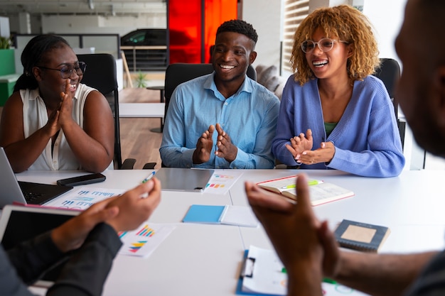 Menschen im Büro während eines Arbeitstages