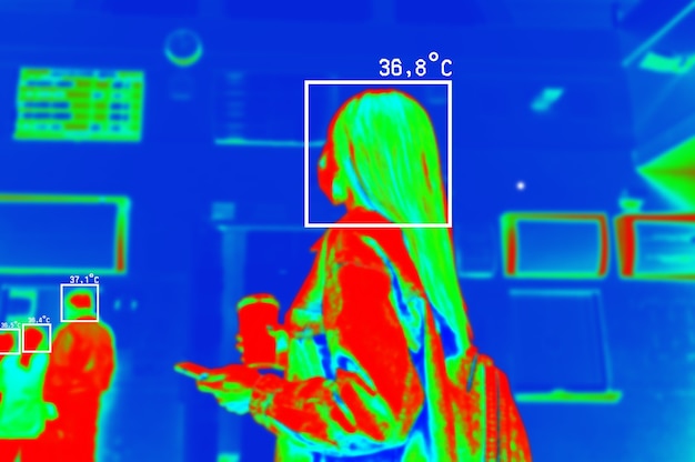 Foto menschen im farbenfrohen thermischen scan mit celsius-grad-temperatur