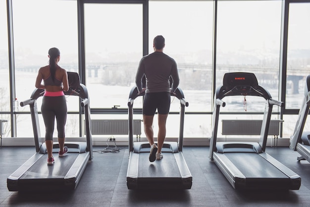 Menschen im Fitnessstudio