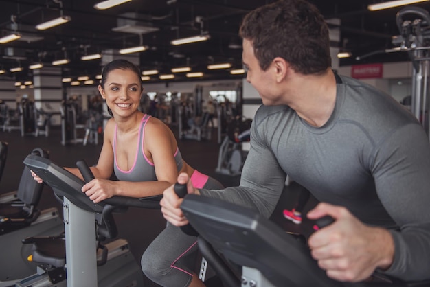 Menschen im Fitnessstudio