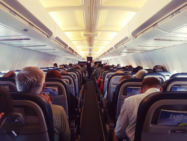 Foto menschen im flugzeug