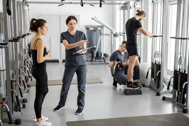 Menschen im Rehabilitationszentrum