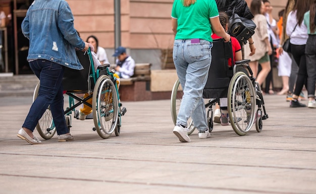 Foto menschen im rollstuhl auf der stadtstraße