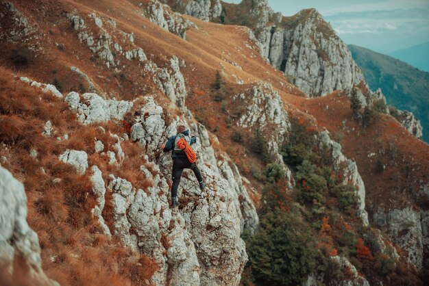 Menschen in Abenteuerreisen Extremer Adrenalinsport auf der obersten Bergklippe