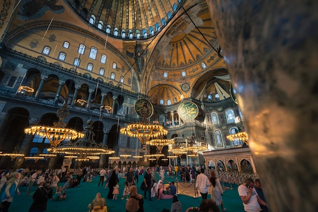 Menschen in der antiken byzantinischen Hagia Sophia Moschee mit Wandgemälden und großen Kronleuchtern Istanbul Turkiye