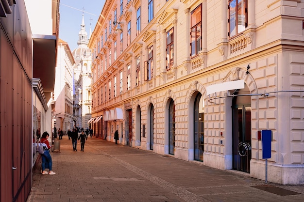 Menschen in der Straße am Hauptplatz und am Rathausplatz in der Altstadt von Graz in Österreich. Steiermark in Europa.