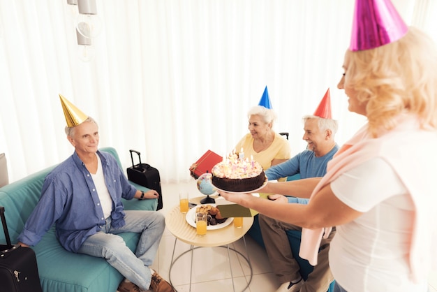 Menschen in einem Geburtstag Hüte Ältere Menschen feiern Geburtstag