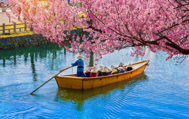 Menschen in einem Ruderboot auf dem Kanal