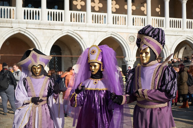 Menschen in Masken und Kostümen beim Karneval in Venedig