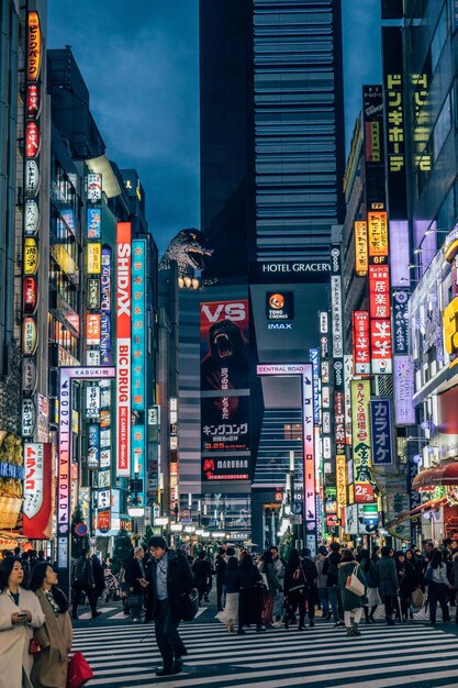 Foto menschen in tokio in der nacht