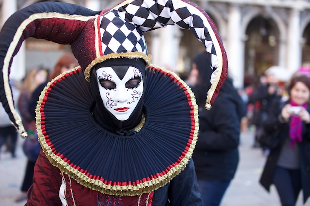 Menschen in Tracht am Karneval in Venedig