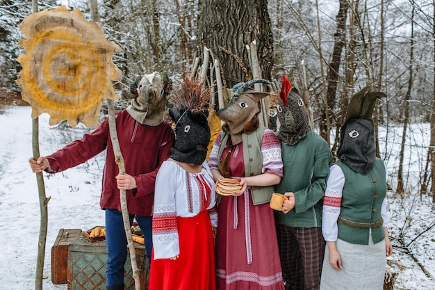 Foto menschen in trachten mit tierköpfen feiern die ankunft des heidnischen feiertags maslenitsa ein alter pag