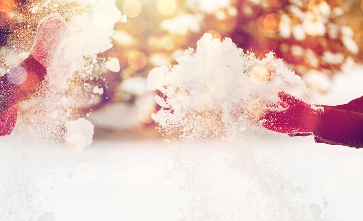 Foto menschen, jahreszeit, winterferien und weihnachtskonzept - glückliche freunde, die draußen mit schnee spielen