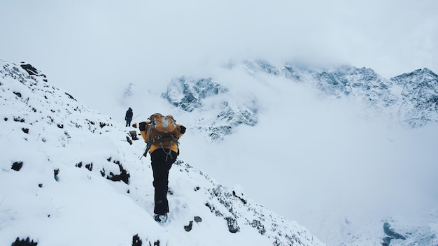 Menschen laufen auf einer schneebedeckten Landschaft