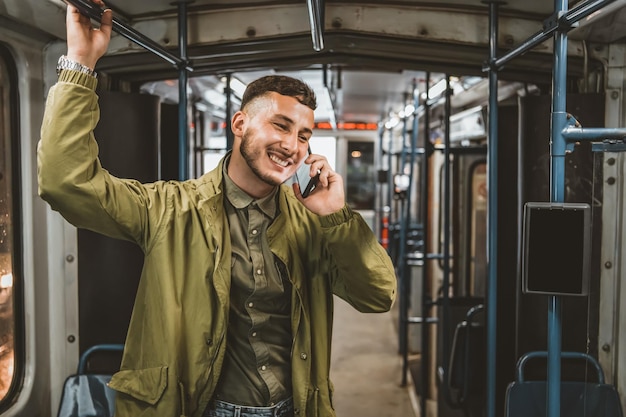 Foto menschen lebensstil reisen und öffentliche verkehrsmittel attraktiver mann telefoniert im öffentlichen bus