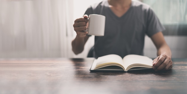 Menschen lesen Bücher, um ihr Wissen zu verbessern