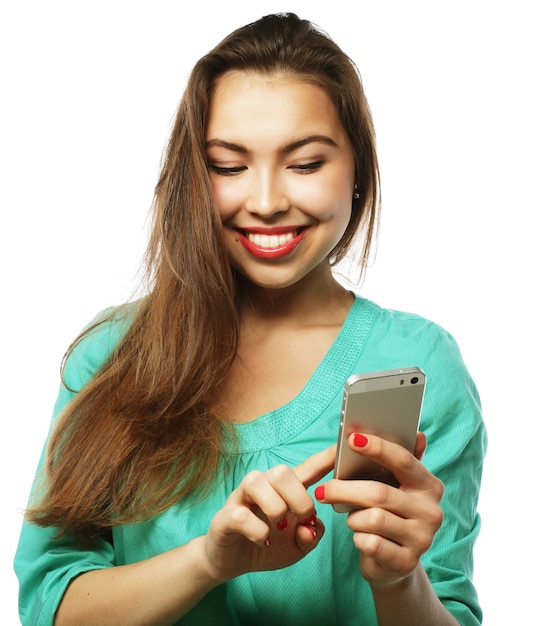 Menschen-, Lifestyle- und Technologiekonzept: hübsches Teenager-Mädchen mit grünem Hemd, das Selfies mit ihrem Smartphone macht - isoliert auf weiß