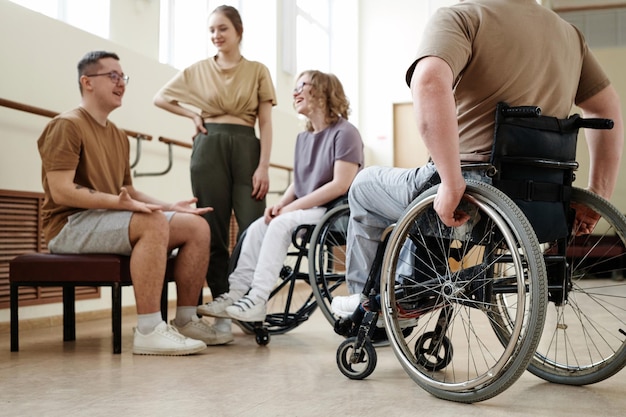 Foto menschen machen eine pause beim rollstuhl-tanzunterricht