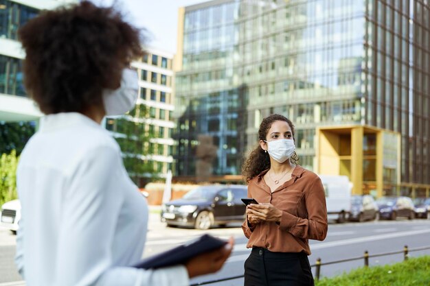 Menschen mit Gesichtsmasken auf der Straße der Stadt