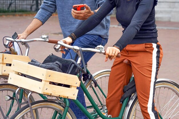 Foto menschen mit gesundem lebensstil, die in der stadt fahrrad fahren