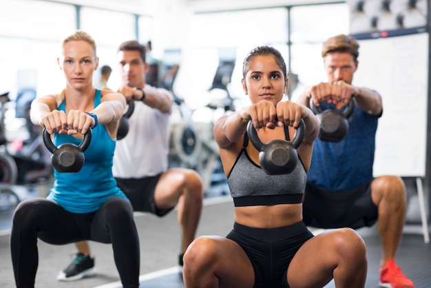 Menschen mit Kettlebells hocken