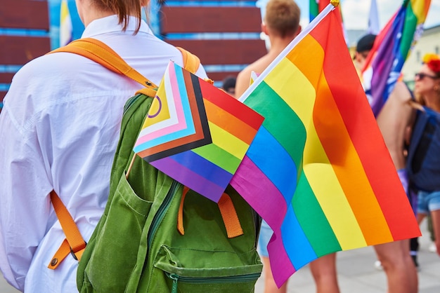 Menschen mit lgbtq-Regenbogenfahnen auf Pride Parade Toleranz Diversität und Geschlechtsidentitätskonzept