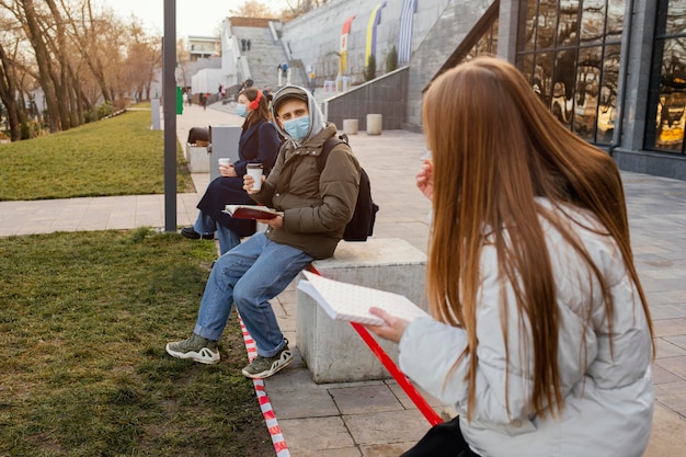 Foto menschen mit maske in abstand voneinander