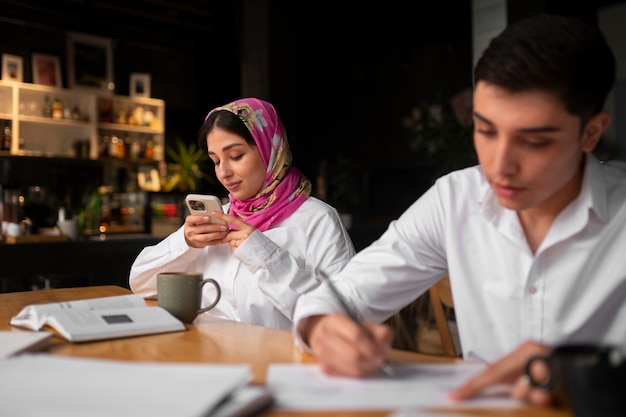 Foto menschen mit mittlerer einstellung arbeiten zusammen