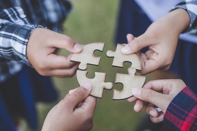 Foto menschen mit puzzle-stücken im freien