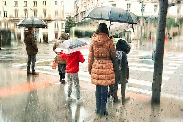 Menschen mit Regenschirm an Regentagen in der Wintersaison Bilbao Baskenland Spanien