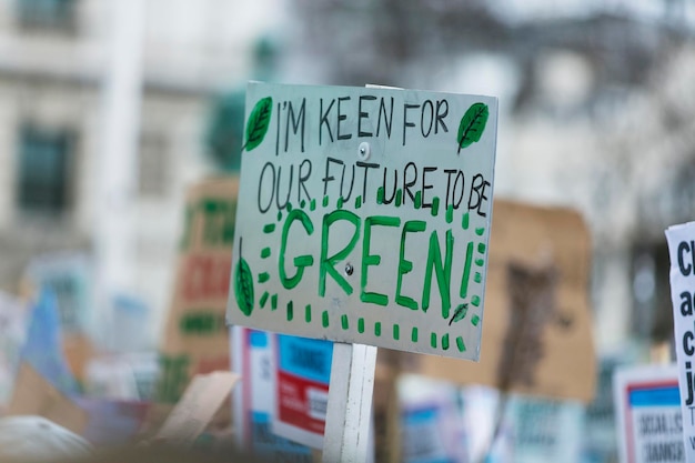 Menschen mit Transparenten protestieren im Rahmen eines Marsches zum Klimawandel