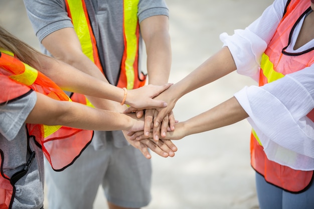 Menschen mit verbundenen Händen als Team