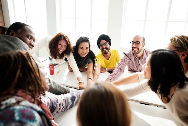 Menschen mit verbundenen Händen als Team